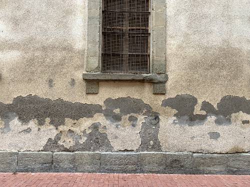 Example of Rising Damp on the outside of a building